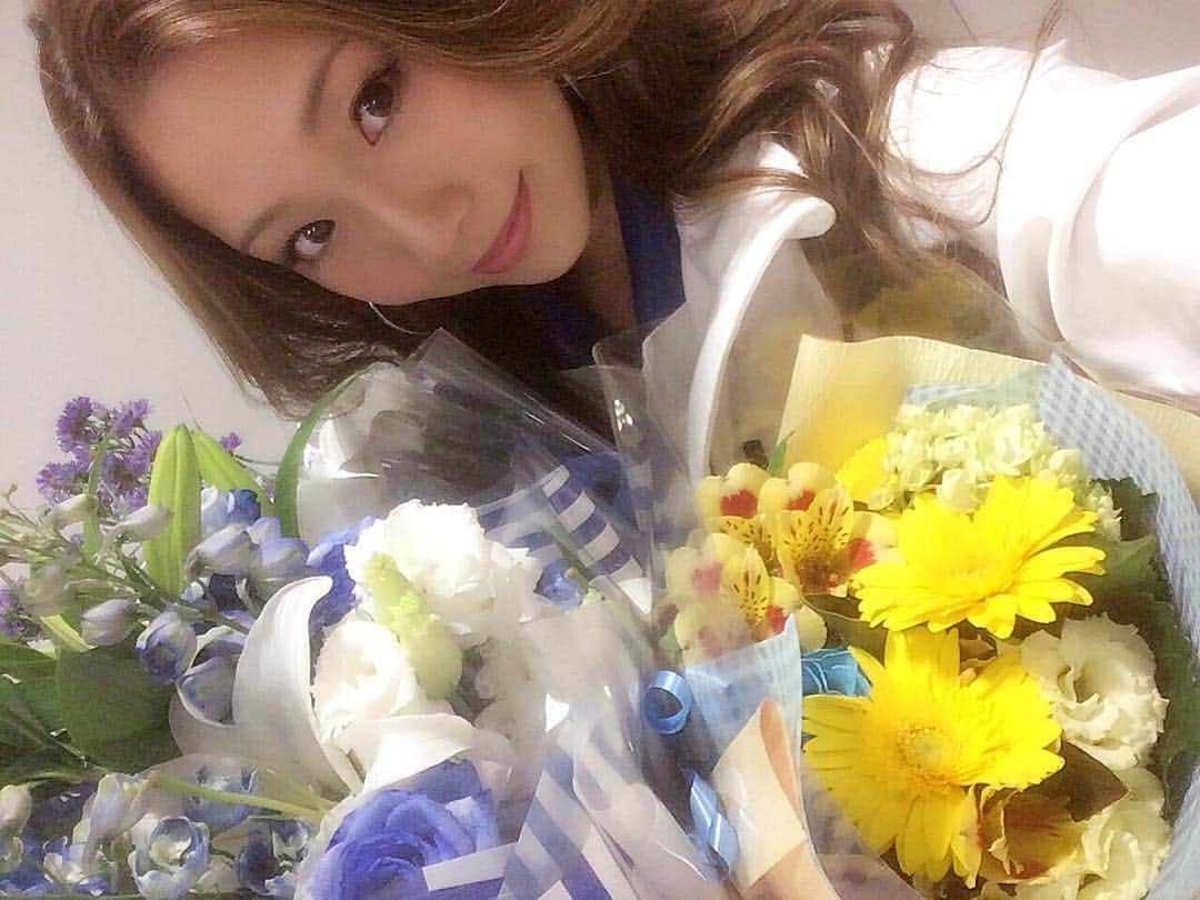 逢田ゆんさんのインスタグラム写真 - (逢田ゆんInstagram)「. 皆さんから頂いた花束💐💕 一年間おつかれさまでした。 . チーム関係者の皆様、応援してくださった皆様。 本当にありがとうございました！ . 私が頂ける思わんくて嬉し涙止まらんかった😢 改めてブログかきます(_ _).｡❤️ .  #me #selfie #bouquet #flowers #thankyou #love #happy #happiness #beautiful #lovely #sunoco #teamlemans #lhg #rq #instadiary #instagood #l4l #followme #花束 #嬉し涙 #レースクイーン #スノコ #チームルマン #レースクイーン #一年間ありがとうございました」10月31日 14時05分 - yun_asada