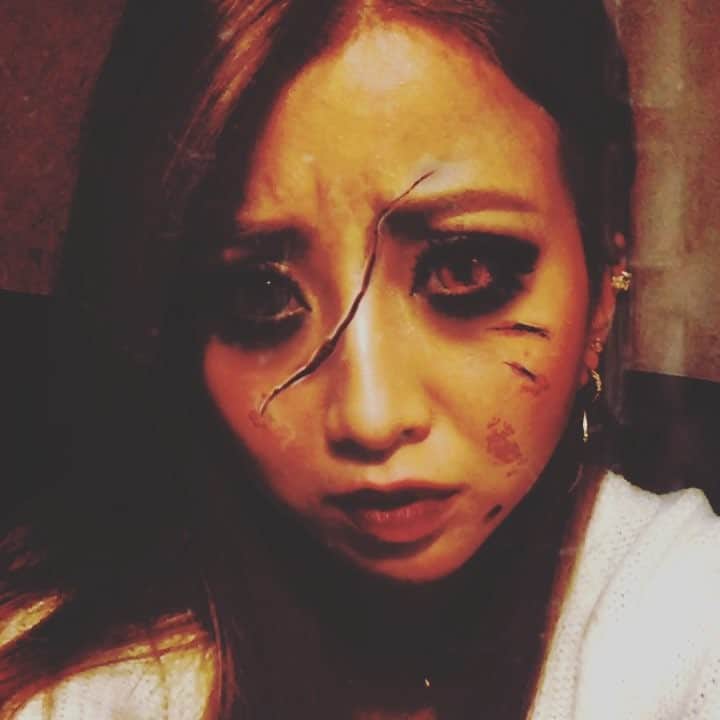 芹澤つばさのインスタグラム：「🎃🎃♡happy Halloween♡🎃🎃 週末の出勤は渋谷と六本木がごった返してた余波でタクシー難民になりかけて人混み嫌いの似非パリピなわたしはただイライラしていましたが。笑 Snowのゾンビが秀逸。なんもしないけど気分だけ。w #Halloween#ゾンビ#ホラー#偽パリピ#人混み嫌い#渋滞も大嫌い#王蟲の群れにみえる#歌舞伎町#キャバ嬢 #キャバクラ」