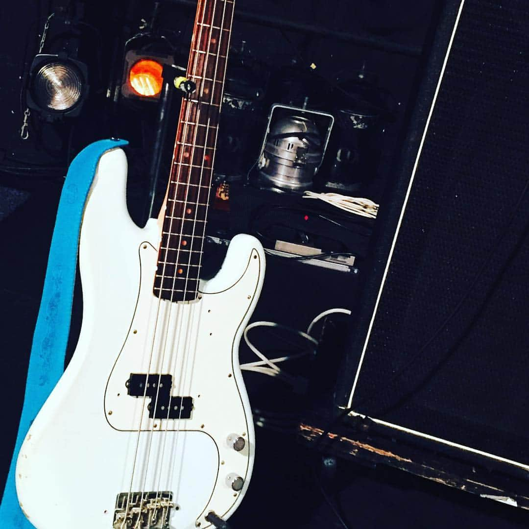 SHIZUKAさんのインスタグラム写真 - (SHIZUKAInstagram)「プレベがすきだ〜  #bass  #fenderbass  #precisionbass  #sonicblue #ampeg  #ベース女子」11月1日 0時26分 - shizuka_bassplayer