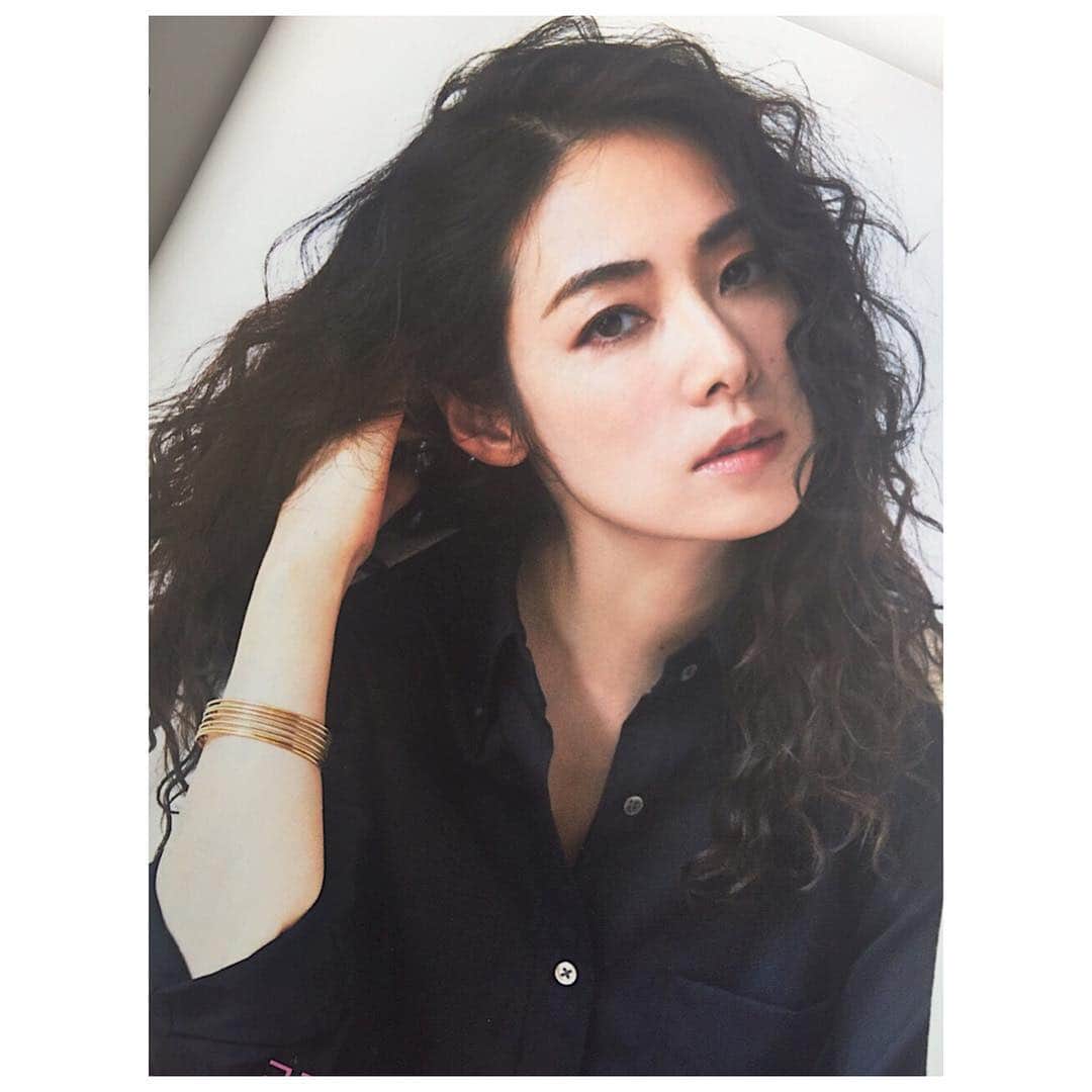 霧島れいかのインスタグラム：「Fashion Magazine GLOW 12月号👗  おしゃれが楽しい季節になってきましたなぁ☆  hair&makeup…@tomokookada  #fashion #magazine #glow #issue #shirt #madisonblue #curlyhair #photograph」