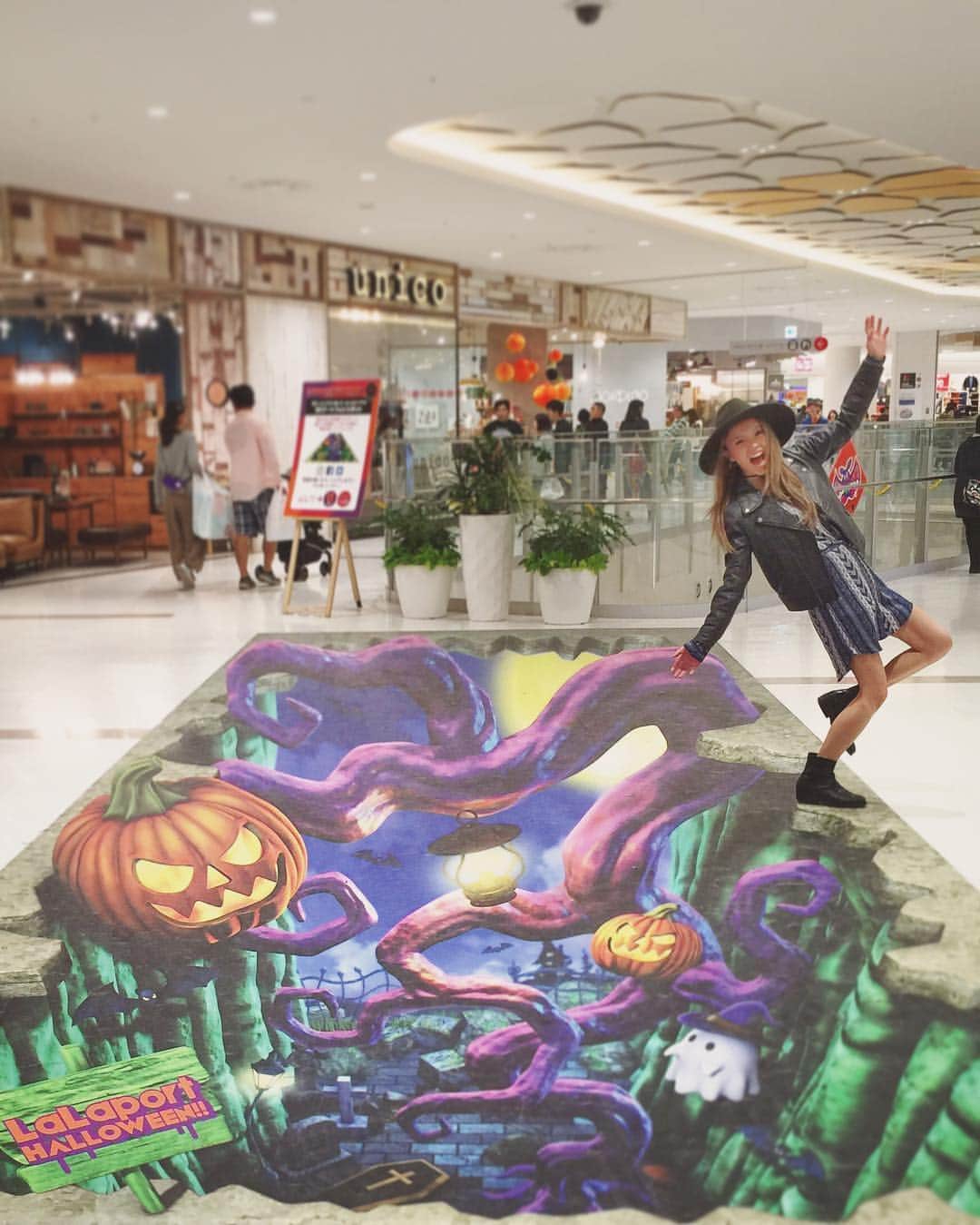 階上実穂さんのインスタグラム写真 - (階上実穂Instagram)「HAPPY HALLOWEEN👻🎃💜 #船橋  #ららぽーと  #holiday  #shopping  #halloween  #トリックアート」10月31日 17時43分 - miho_ishigami