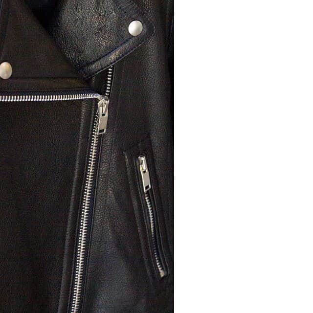 ドマのインスタグラム：「Leather details #leatherjacket #leatherstyle #details #zippers」