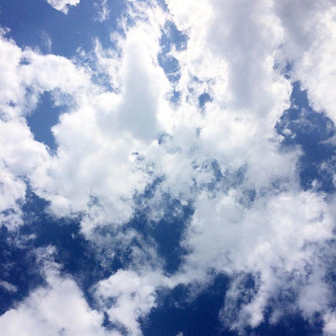 西野七瀬のインスタグラム：「5月20日。最終日の朝。ローマの空港に向います。西野さんが空を見上げると、視線の先には真っ青な空。白い雲。心地良い風。 この瞬間を忘れません。 そして、いつかまた、きっと……。 #西野七瀬 #風を着替えて」