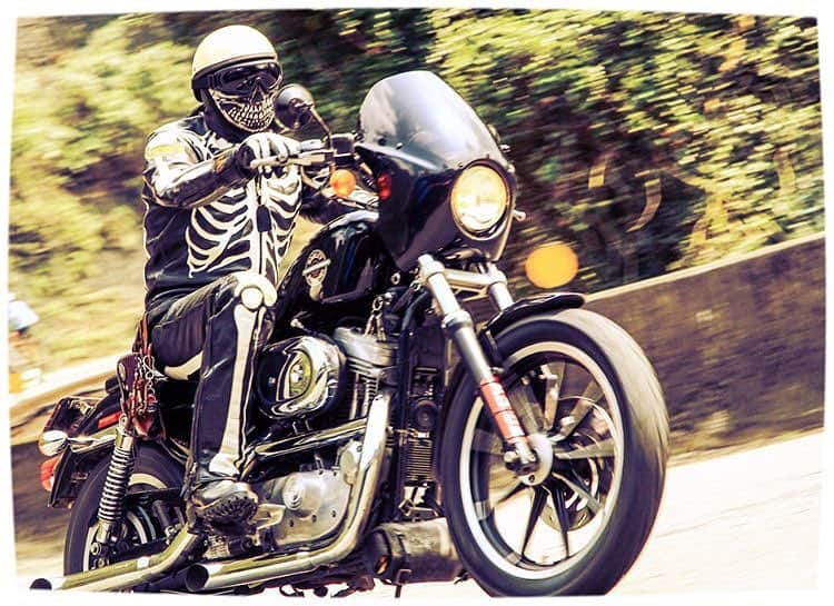 のインスタグラム：「Our Friend  @voodoo_pilot rocking his Vanson Bones Suit. Bad to the bone !  Happy Halloween everyone!  #harleydavidsonsportster #XL883 #vanson #bonesuit #sportster」