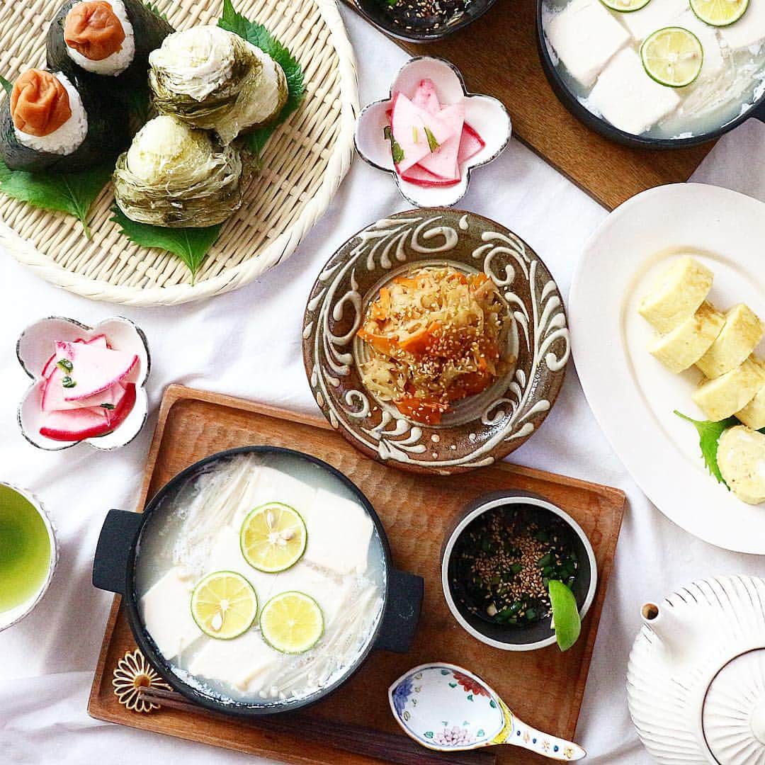 tomoのインスタグラム：「: ☆本日のブランチ☆ : 梅とおぼろ昆布のおにぎり  湯豆腐 レンコンのきんぴら 卵焼き かぶの漬物 緑茶(まるにや) : 一段と寒くなってついに暖房つけてしまった…:;(∩´﹏`∩);: : 一人用の小鍋が見つからなくて組鍋使ったけどギリギリ入った🙌 : スーパーで苺398円を見つけて買ってきたのにすっかり出し忘れ…😭この時期にもう398円…かなり嬉しい💕」