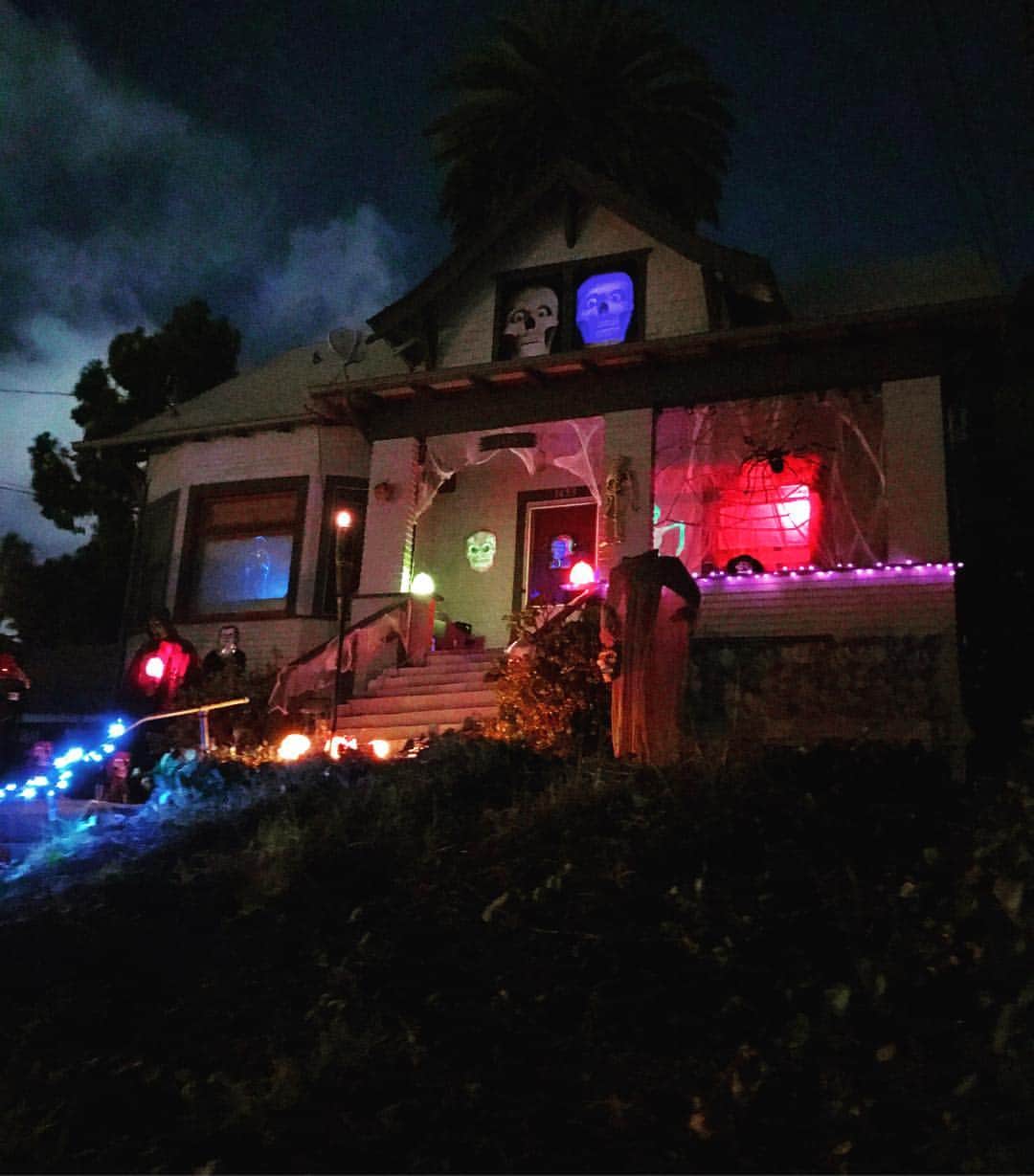 ウィットニー・バンスのインスタグラム：「Muah hah ha 🎃🛠⚰️ #neighbor #trickortreat」