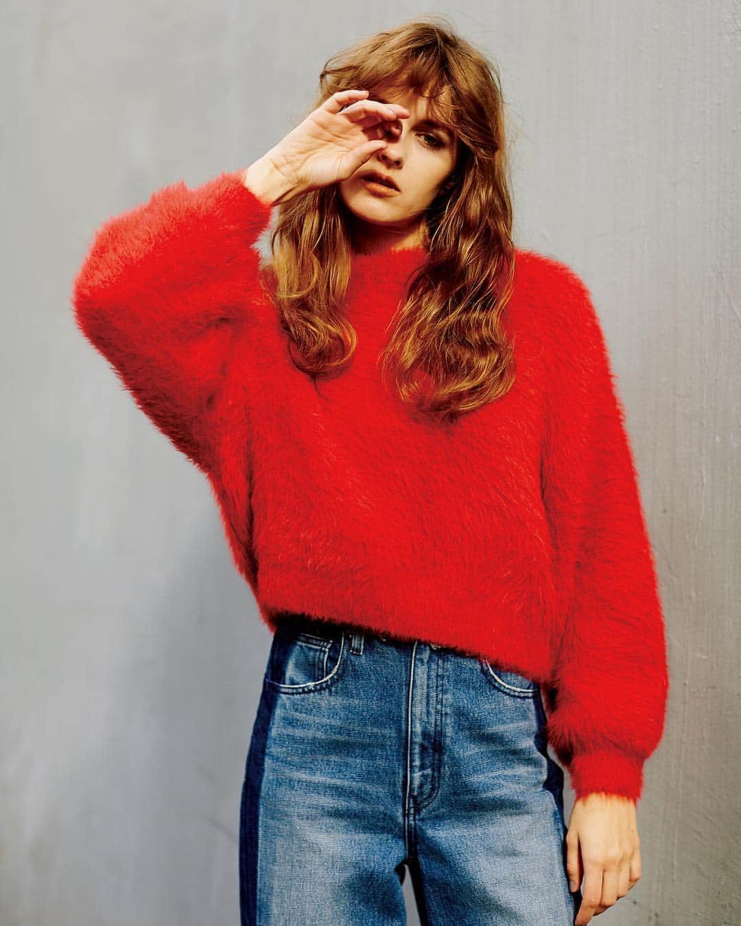 のインスタグラム：「MOUSSY KNIT COLLECTION __________________________________ 11/10(THU) ON SALE MOCK NECK VOLUME KNIT RED/L.GRY ¥7,980 +tax __________________________________ 長い毛足の糸を使って編まれたふわふわの編地が見た目にもCUTEで存在感抜群。 ボリュームのある袖に対し、コンパクトな着丈で計算されたバランスのシルエット。 __________________________________ #MOUSSY #sheltterwebstore」