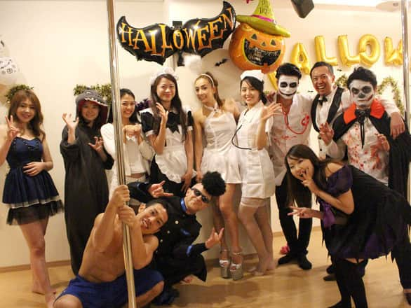 Lespas（レスパス）のインスタグラム：「* Trick or Lesson!! レスパスのハロウィンイベントで仮装しながらポールダンス!? · HAPPY HALLOWEEN!!　日本でも近年、この時期になると街中はハロウィン一色！六本木や渋谷では色とりどりの仮装に身を包んだたくさんの人がお祭り騒ぎで楽しそうに過ごしていますね。 · そんな中レスパスでは「Trick or Lesson!!」を合言葉にハロウィンを健康的かつ楽しく過ごそうと、六本木の人気ポールダンススタジオのPolishでみんなで仮装して特別レッスンを行いました！ · あのAbemaTV(アベマTV)の人気番組AbemaPrimeが六本木でハロウィン取材中で、突如、生放送で突撃潜入！男子キャスターユニット「イケキャス.」の メンバーで、「Qさま！」など多数のメディア出演をされている現役東大生の伊形城（いがたじょう）さんがレッスンを体験されました！ · #ハロウィン #lifestyle #暮らし #ハロウィン🎃👻 #宴会 #アメコミ風 #血のり #lespas #レスパス #instagood #ハマり中 #筋肉 #workout #ポールダンス #体幹 #筋トレ #training #健康 #muscle #ボディメイク #継続 #エクササイズ #体幹トレーニング #筋トレ女子 #美容 #fitness #ダイエット #ワークアウト」