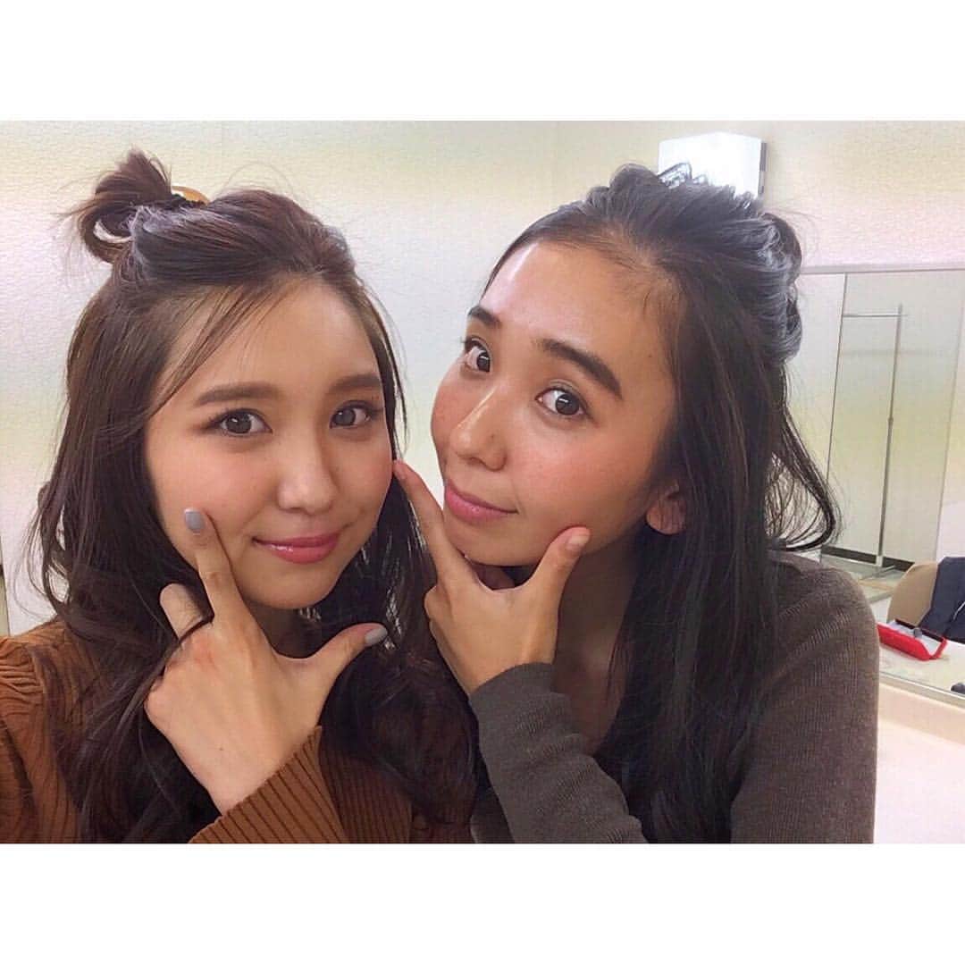 のインスタグラム：「JJの撮影で会えました❤️ . 島谷さんのご希望により、お揃いおだんごヘアアレンジをしてあげました😼 あーほんとにかわいい、こんな妹がいたら毎日たのしくて賑やかすぎるんだろうな😆💕笑 . バイトメンバーでお鍋しようと計画立ててます👍🏾 #jj#shooting#bff#hairarrange#hairstyle#happy #島谷さん#ヘアアレンジ#撮影#なんだこのポーズ#肌が白くなってきたと言われました」