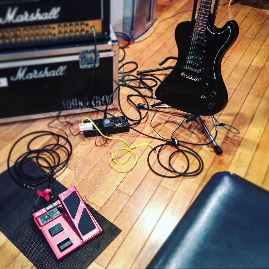 タクマ さんのインスタグラム写真 - (タクマ Instagram)「RD、marshall、whammy、90年代ミクスチャープレイヤー達のバイブル"ワーミーペダル"これさえあればトム・モレロ（rage against the machineのギタリスト）になれると当時必死でお金貯めたもんだ。20代のビンボーバンドマンの俺らにはすっごい高かった憧れのマシーン。」11月2日 1時06分 - takumamitamura