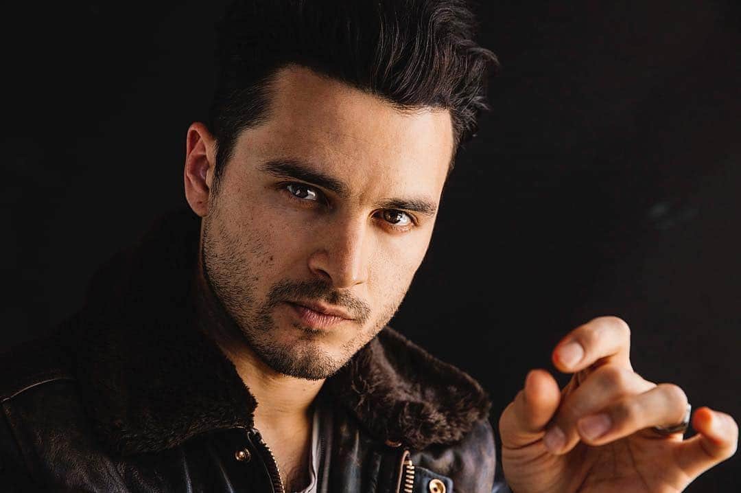 マイケル・マラーキーのインスタグラム：「Whatchoo lookin at.. #Repost @robbysphotos ・・・ The day after Halloween when you can't be a vampire in public for another 365 days... Unless you're Michael Malarkey! One more from our recent shoot out in L.A.」