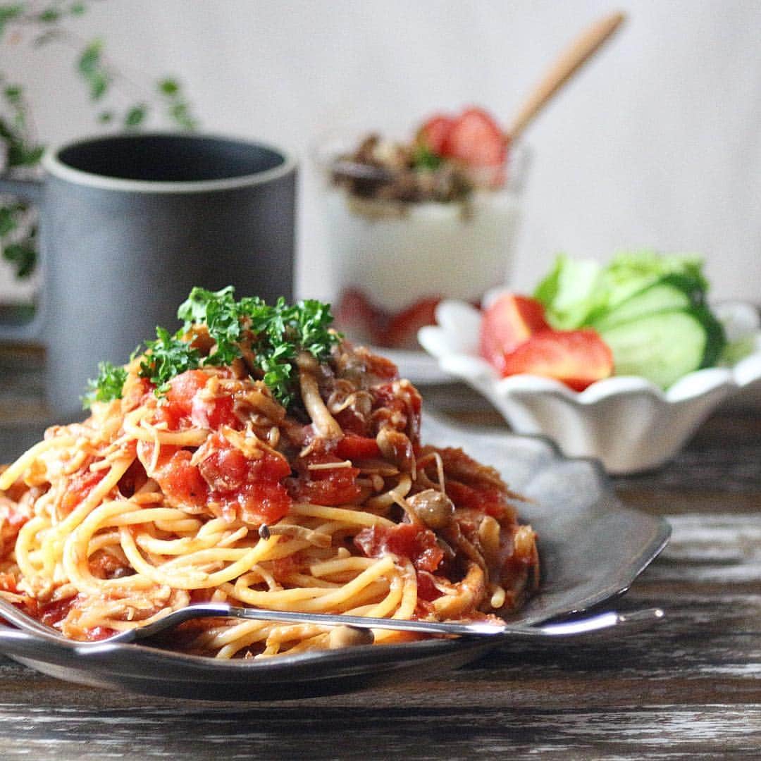 tomoのインスタグラム：「: ☆本日のブランチ☆ : 茸マリネとツナのトマトクリームパスタ サラダ ヨーグルト 紅茶(mighty leaf) : きのこが沢山あったので、茸マリネ作ってからのトマトソース和えてパスタに🍝きのこは価格が安定しているから助かる🍄 : 昨日の”逃げるは〜”のチアガールのガッキーに見とれてしまった😍可愛すぎ💗」