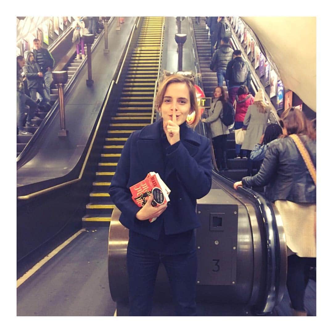エマ・ワトソンのインスタグラム：「I've been hiding copies of Mom & Me & Mom for @booksontheunderground on the tube today! See if you can find one tomorrow! 📚👀 @oursharedshelf」