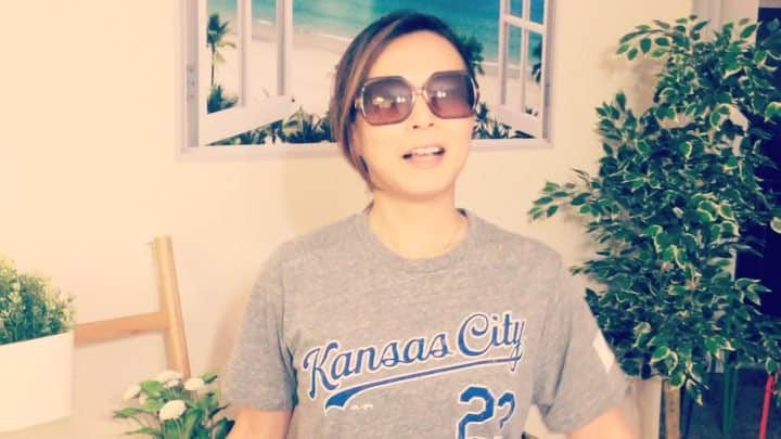 小嶋彩乃のインスタグラム：「I got a lovely gift, pineapple from Hawaii! ...🤔...🍍....🍍......🍍😳‼️#PPAP  お友達からハワイのもぎたてパイナップルをもらいました✨もらった瞬間頭に浮かんだのは.....笑 Anyway, it was the best pineapple I’ve ever had!  #gift #hawaii #pineapple #hawaiipineapple #picotaro #losangeles #california #calilife #お土産 #ハワイ産 #ピコ太郎 #かつらと衣装あればね #流行りに乗ってみた #ロサンゼルス #カリフォルニア #海外生活」
