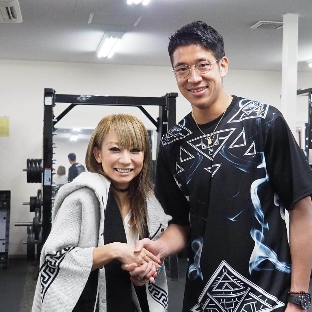 林彰洋のインスタグラム：「この前のクラブハウスにて❗️ #倖田來未 #林彰洋 #ライブＴシャツ #キューティーハニー♪ #身長差 #明日はリーグ戦最終日  #いい準備 #sagantosu #サガン鳥栖」