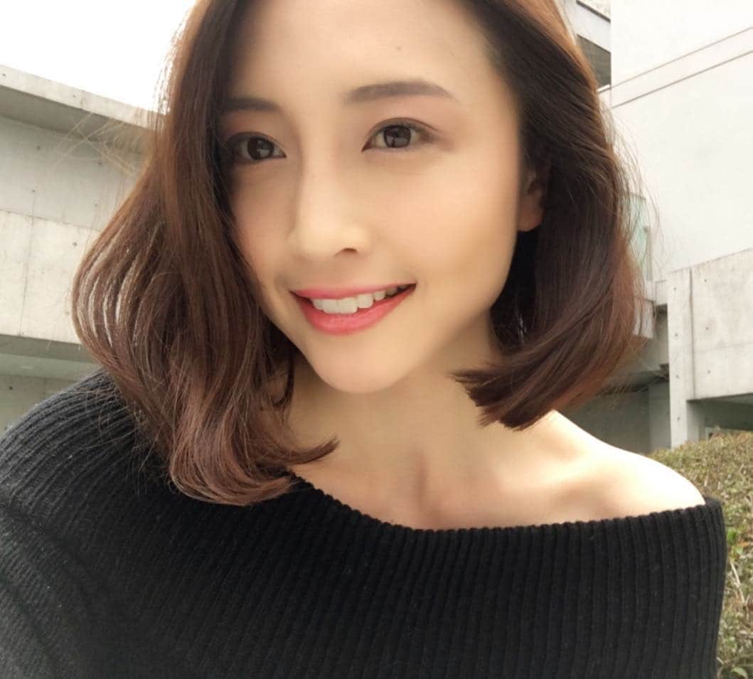 沢田ゆうのインスタグラム：「KAORIさんのメイクショーの前にわたしもss新作コスメを💄 アイシャドウは、ブラウンをベースに質感の異なるピンク #04ディープブラウンベージュ チークは#03ストロベリーピンク さらに#02ソフトコーラル のパウダーチークでシャープに。 リップは全3色の中でも1番赤みの強い#02ローズピンク に#01ロマンティックスパークル のグロスを。 いずれも2017年1月6日発売です🌸 #rmk #rmkcolorchange」
