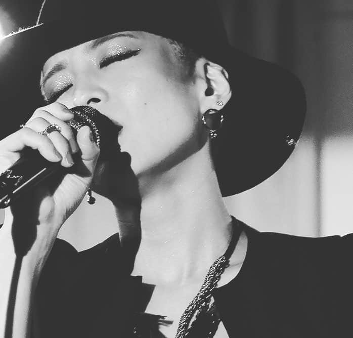 真崎ゆかのインスタグラム：「昨日のTwilight Wave Liveでは、大好きな玉置浩二さん(安全地帯さん)のワインレッドの心をカバーさせていただきました。 ギター.マサ小浜さん、ベース.日野JINO賢二さん、キーボード.PENNY Kさん、ドラム.Jay Stixxさんという、もう本当に素晴らしく豪華なプレイヤーのみなさんの演奏で、歌いながらうっとり酔いしれちゃいました。。」
