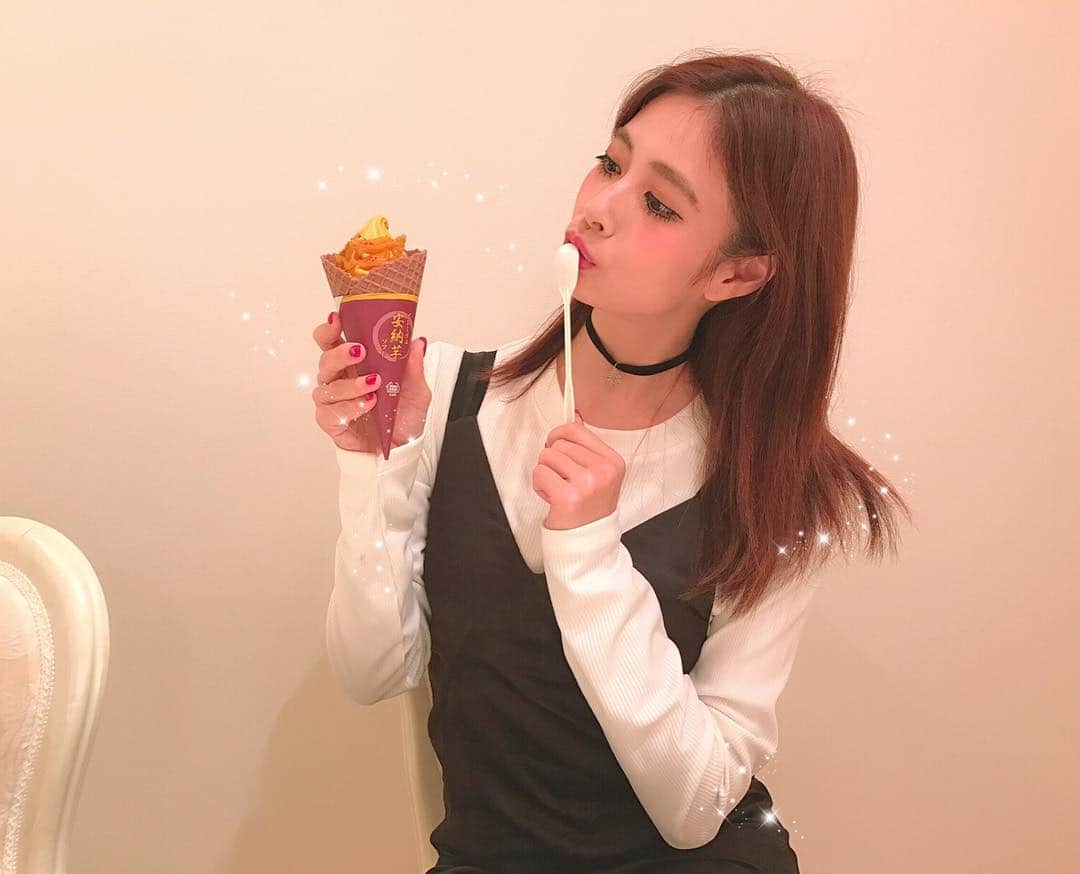 のインスタグラム：「私はわかままボディなので、結構服は#プチプラ だよ！この服も全身#hm です💓 身長が高い子や肩幅広くてとか二の腕出したくないとか胸が大きいとニット着ると着膨れしちゃう！とかとか……… 私も#コンプレックス だらけだけど自分に似合う服を見つけることが楽しいし大好き💓 少しでも参考になればいいなって思うよーっ！！！ ・ ・ (寒くなったのにジム行ってるのに アイスだけはやめられない写真)🍦💭💭💭💭💗 #ミニストップ ・ ・ ・ ・ #コーデ#白黒コーデ#プチプラファッション#coordinate#コーディネート#ニット#ワンピース#ファッション#fashion#シンプル#お洒落#長身#むちむち#二の腕#肩幅#胸#悩み#l4l#패션#followme#아이스크림#安納芋#ソフトクリーム#food#Japanesegirl」