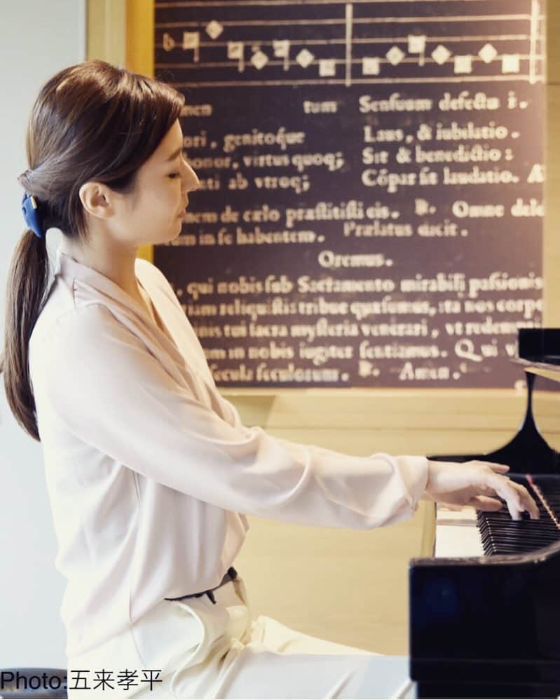 森本麻衣のインスタグラム：「Mai Morimoto plays the "Boston" piano💕🎹💕 . パンツスタイルで👖🎶 . . .  #森本麻衣 #ピアノ#maimorimoto #piano #pianist #japanesepianist #intokyo #japan #bostonpiano #ピアニスト #lovepiano #music #lovemusic #classic #enjoymusic #hugmusic #パンツスタイル #pantsstyle #playingthepiano#boston」