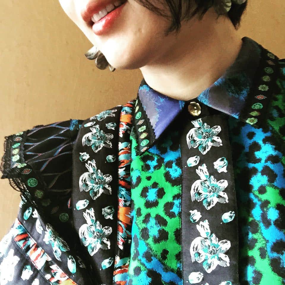 のインスタグラム：「こんなお衣装みたいな服が買えちゃう #kenzoxhm」