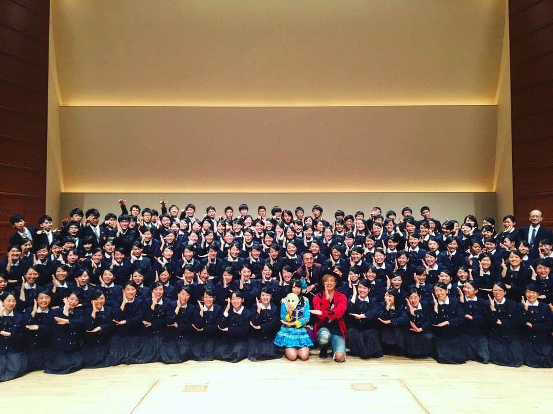 つるの剛士さんのインスタグラム写真 - (つるの剛士Instagram)「吹奏楽コンクール全国大会金賞、 大阪桐蔭高校吹奏楽部員の皆さんと！ 圧巻の演奏、パフォーマンスに終始鳥肌。。 やっぱ吹奏楽は最高だ。 あぁ、、またやりたい  NHK-FM『今日は一日吹奏楽三昧』 まだまだ生放送中〜  #zanmai #NHK大阪ホール #大阪桐蔭吹奏楽部 #梅田隆司 先生」11月3日 14時57分 - takeshi__tsuruno