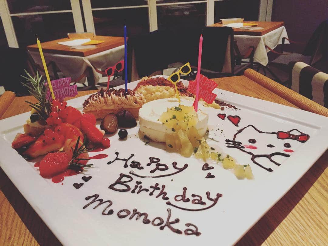 月島桃花のインスタグラム：「. 仕事終わってAM0:00にバースデーソングと めちゃんこ可愛いケーキ 🎂❤️ 大好きな人たちに大好きな場所でお祝いしてもらえて  幸せすぎる(_ _).｡o○ Thank u 🍑 #birthday #1104 ... #sweet #スウィートインスタ」