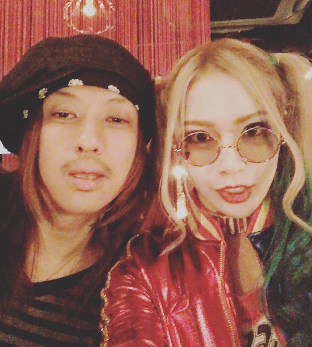 のインスタグラム：「更にその後、SADS清春さんがお誕生日だったので、少しの時間ではありますが僭越ながらお祝いに伺いました。厳かな雰囲気のBABYLONに仮装というかコスプレのまま駆け込んで申し訳なかったです。 #SADS #清春さん #カリスマ #カリスマ先輩 #お誕生日おめでとうございます #BABYLONbar #六本木 #私がかけているのは #グッズのサングラス #本当にグッズなのか #お洒落アイテムすぎ」