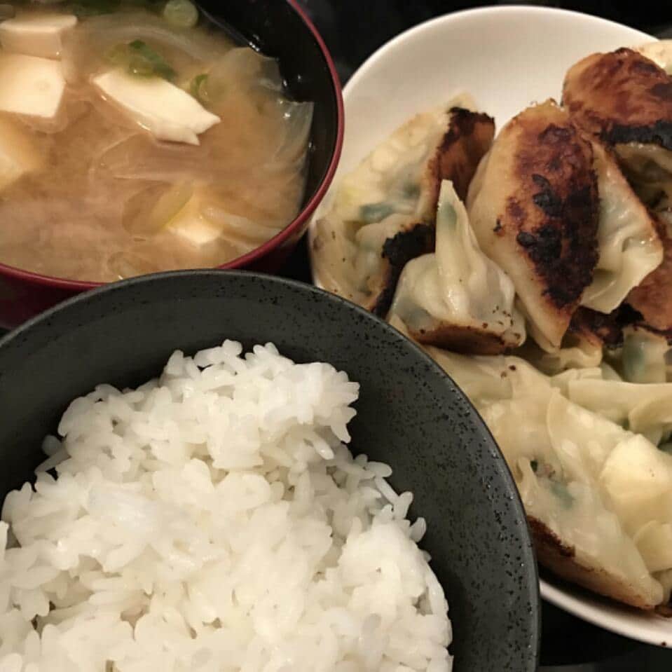 里美ゆりあのインスタグラム：「見た目は悪いですが味はメチャ美味しかったです笑 #はじめての餃子作り#見た目で判断してはいけません#でも写真では見た目しか分からない」