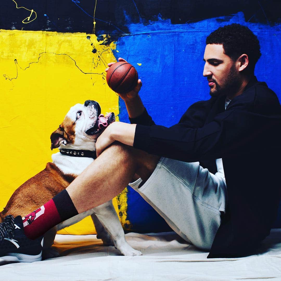 クレイ・トンプソンのインスタグラム：「Just me, Rocco and my new @stancehoops socks! 💦🔥#theuncommonthread」