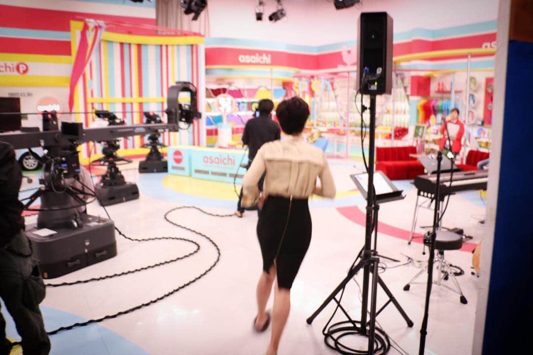 あさイチさんのインスタグラム写真 - (あさイチInstagram)「けさは小走りでスタジオ入り💦  #けさの7時9分48秒 #マイクついてます #足元は… #あ！ #靴はあとではきます #まさかの私待ち #バタバタ #リハに間に合わない #全力反省 #でもみんな笑顔で迎えてくれました #きょうはプレミアムトーク #うどん #有働由美子 #nhk #あさイチ #8時15分から」11月4日 7時58分 - nhk_asaichi