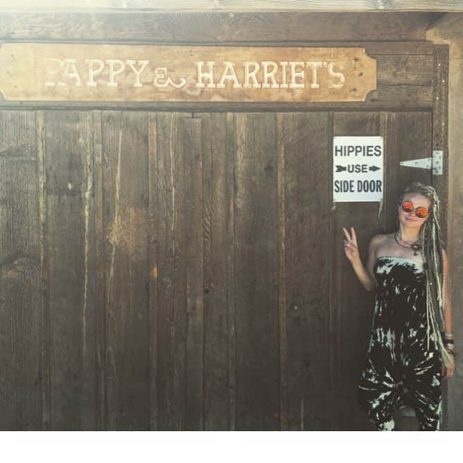 ウィットニー・バンスのインスタグラム：「Used the side door 🌻✌️️ again  #tbt #pappyandharriets #hugmoretrees」