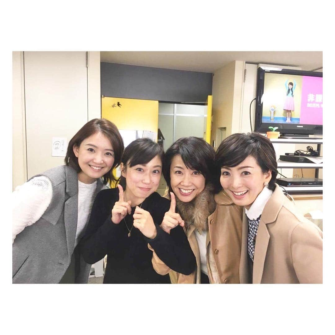 白石小百合さんのインスタグラム写真 - (白石小百合Instagram)「😊😊😊😊 来週から、新社屋✨ この黄色い扉ともお別れです❣️ 感謝でいっぱい感慨深い。。。 なんか寂しいから記念に撮ろうとあっこ先輩の一声で📸 #佐々木明子 アナ #塩田真弓 アナ #倉野麻里 アナ #TVTOKYO #アナウンサー」11月4日 14時09分 - sayurishirais