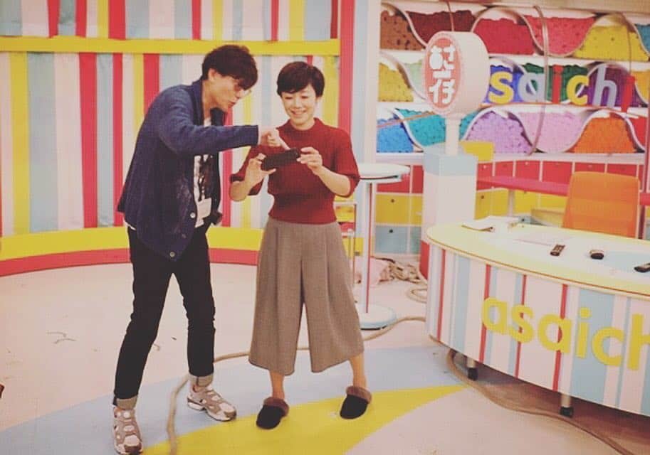 あさイチさんのインスタグラム写真 - (あさイチInstagram)「有働セルフィー舞台裏📸 #有働さん #ちょっと不慣れ #後輩瀬田が先輩に指導 #カメラどこ？う #カメラここ！せ #うどん #有働由美子 #せたちゅー #瀬田宙大 #スリッパとスニーカー #衣装と私服 #今週のハイライト #nhk #あさイチ #8時15分から」11月4日 18時04分 - nhk_asaichi