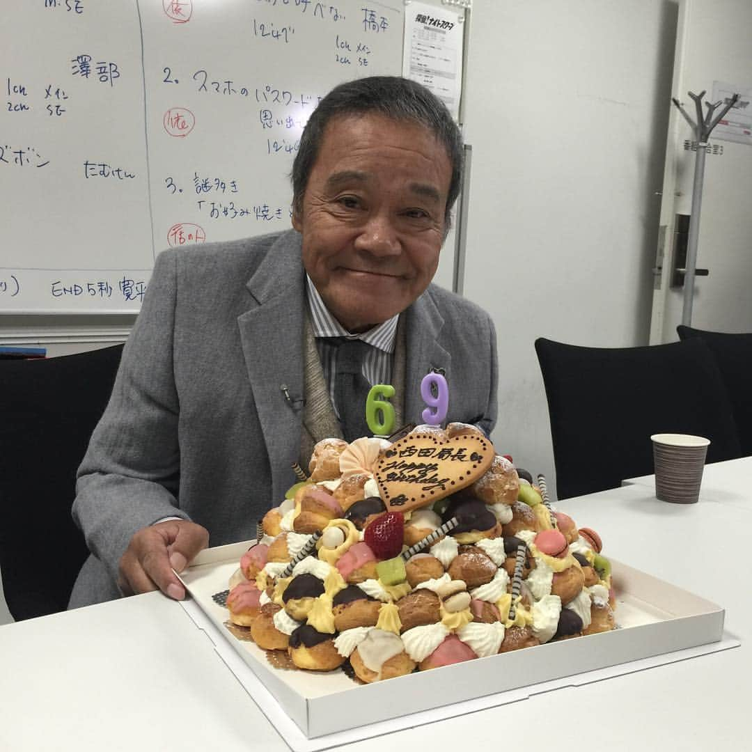 たむらけんじさんのインスタグラム写真 - (たむらけんじInstagram)「西田局長！本日69歳の誕生日！ナイトスクープ収録前に前室で皆んなでお祝いしましたー！ 局長おめでちゃー！  #探偵ナイトスクープ」11月4日 17時58分 - tamuradojou