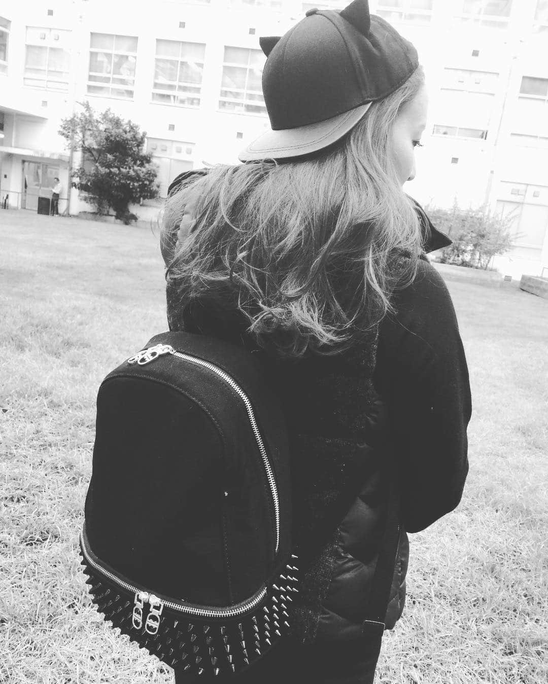 木村真野のインスタグラム：「DIAVELちゃんから新しくリュックサック出ました❤️ヘビロテちゅ😏👍🏼 #DIAVEL #cute #new #maya #mayasaya #まやさや #新作 #リュックサック #トゲトゲ #ヘビロテ #black #白黒写真 #blackwhite #l4l #instagood #instagram #ディアベル #cat #catcap #猫耳 #黒猫 #bluckcat #meow #にゃー」