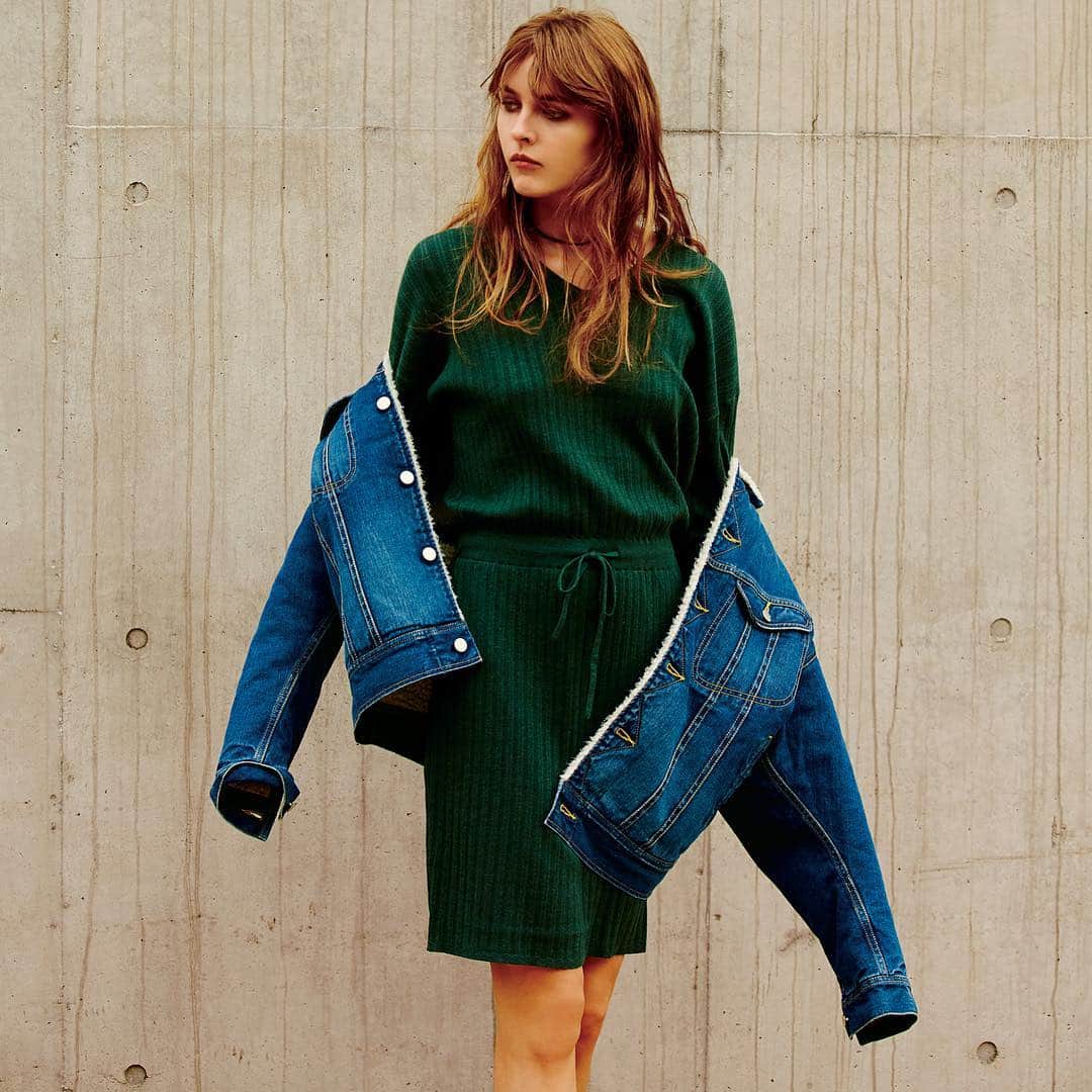 のインスタグラム：「MOUSSY COMING SOON __________________________________ Lee×MOUSSY STORM RIDER (0109AA01-5500) ¥19,800 +tax BROWSING KNIT OP2 (0109AA70-7070) ¥5,980 +tax __________________________________ 店頭にて入荷連絡も承っております。 お気軽にスタッフまでお申し付け下さいませ。 __________________________________ #MOUSSY #Lee」