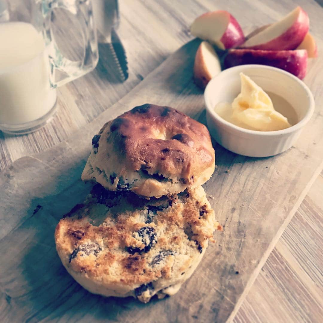 MEGのインスタグラム：「おはよう土曜日。スコーンがうまいこと焼けて嬉しい。#scones」