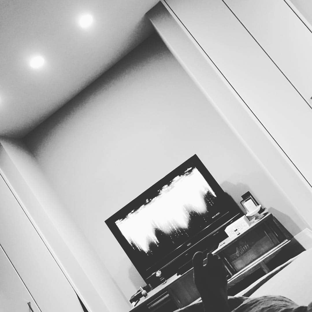 大草直子さんのインスタグラム写真 - (大草直子Instagram)「暖かい部屋の暖かいベッドで。片足だけカバーから出すのが好き（笑）。 #明日イベントだから早く寝よう #おやすみなさい #haveasweetdream #素敵な土曜日を」11月19日 21時29分 - naokookusa