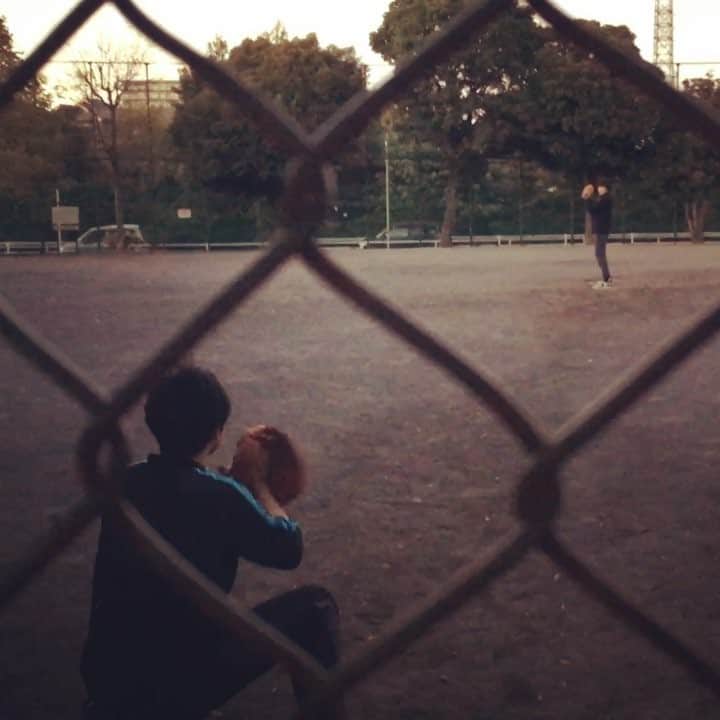 のインスタグラム：「弟と久しぶりにキャッチボール⚾️」