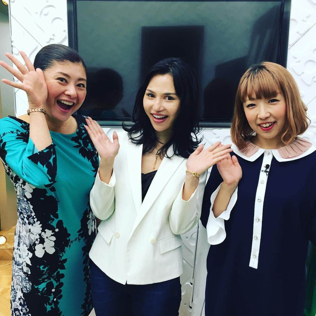 間々田佳子のインスタグラム：「今日は #ハラ塾メイト のみなさんに #顔ヨガを お教えしてきました！  かわいい小学&中学のみなさんに 顔ヨガ💕  本番の顔の緊張が解けたみたい😍  #顔ヨガを子どももやると表情豊かに賢くなるよ〜！ 司会の #水沢アリー ちゃん 一生懸命顔ヨガをやってくれた〜‼️ 感激💕  メイクの先生 #ミワンダフル さん もおしゃれでかわいかった〜💕✨ 最後にキッズ #ひめちゃん が #顔芸 楽しかった…って 😱😱😱 顔芸…か…苦笑💕  #amebatv #顔ヨガ間々田佳子」