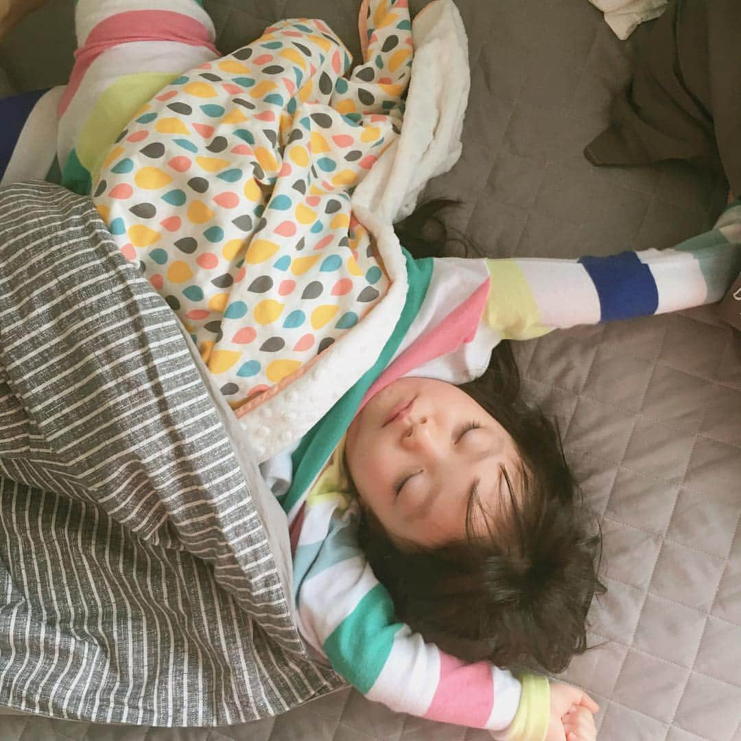 ジェウンさんのインスタグラム写真 - (ジェウンInstagram)「💤 낮잠이 허용되는 주말 이라지만 이제그만일어나 공주야 . 모닝송 시디트렉은 몇바퀴째 돌고돌고🌀 . . #잰 #재은#여섯살#꿀주말#잠꾸러기#기지개#일어나 뭐가그리 즐거운지 자꾸만 자면서 웃는 잰 아가 근데 11시야」11月5日 11時12分 - jaen_mom