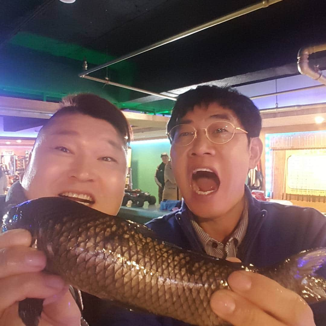 イ・ギョンギュさんのインスタグラム写真 - (イ・ギョンギュInstagram)「호동이랑 한끼줍쇼 낚시카페에서」11月5日 12時51分 - inandinpictures