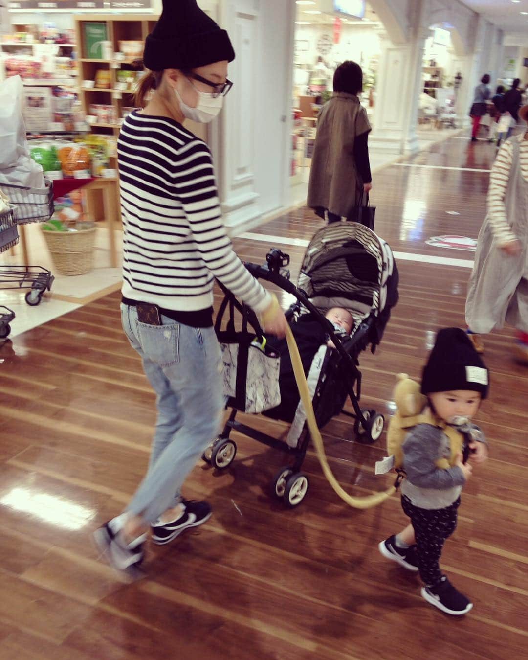 加織のインスタグラム：「子供達とおさんぽ👣❤️ むすめは逃げ足が速くてすぐに迷子になるのでリードは必需品ですww」