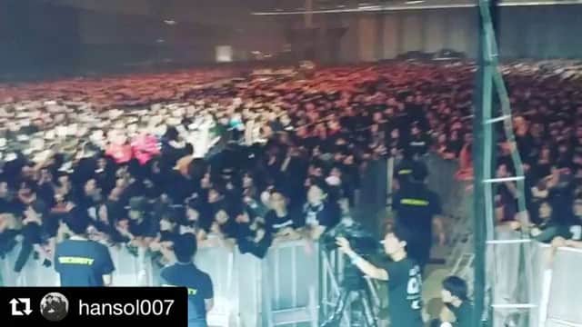 ダン・エストリンのインスタグラム：「#Repost @hansol007 with @repostapp ・・・ @hoobastank making the crowd roar in Tokyo Japan! @danielestrin nods in approval. #hoobastank #tokyo #japan #knotfest #moshpit #amazing @magsandaugspapa @mr_chris_hesse @thumpin_pocket」