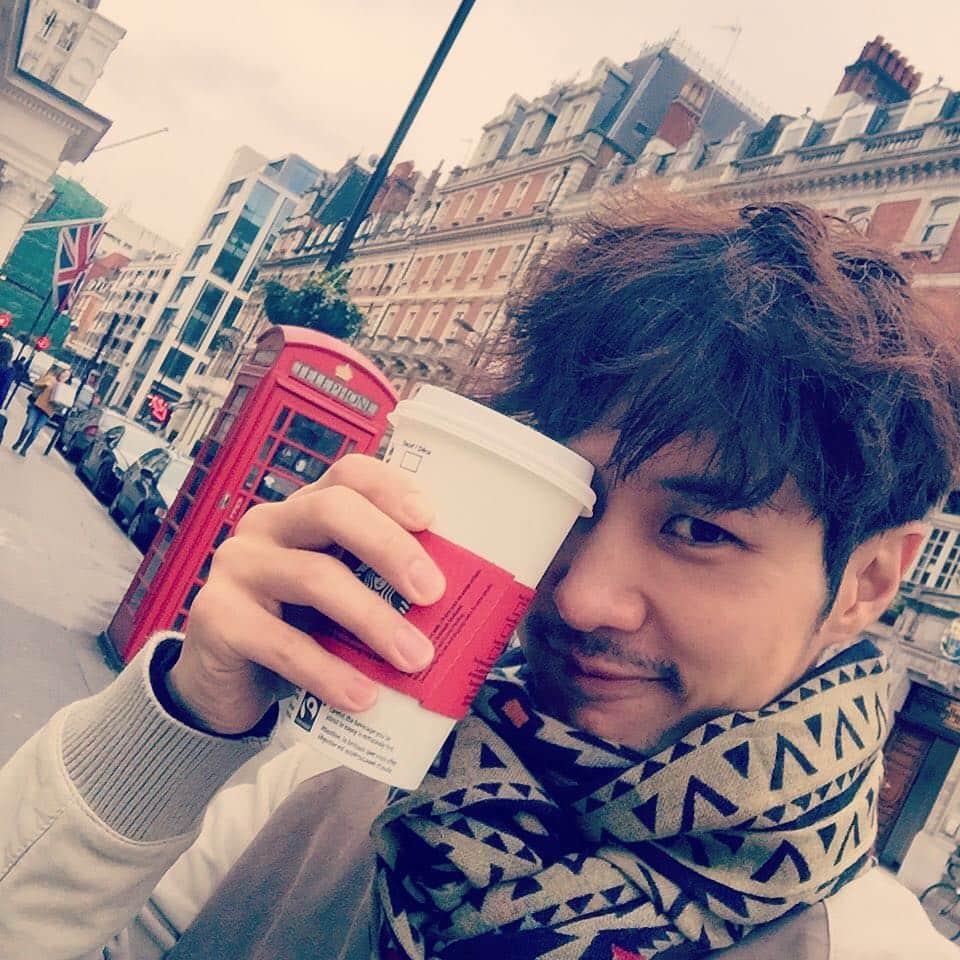 キム・ジソクのインスタグラム：「오랜만이야 #런던👍🇬🇧」