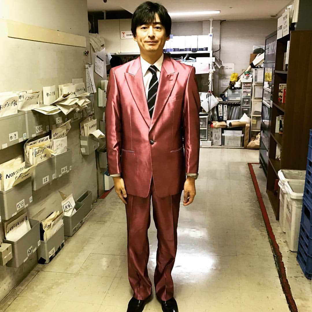 ハロー植田さんのインスタグラム写真 - (ハロー植田Instagram)「今日の大吉さんの衣装は僕が選んだものではなく、華丸大吉さんの漫才衣装です☆何色と言ったらいいのかわかりません☆だから、 ♪あなたの色になる〜よ〜（B’z『世界はあなたの色になる』より） #ルミネtheよしもと #大吉さん散髪されてた #博多華丸大吉 #華丸さんは少し青っぽい色のスーツ #お二人とも生地の光沢強め #最近人の衣装を観るのが好き #スタイリスト気取り #僕の衣装はホットパンツに袖のないチェックシャツ #スタイリスト気取る資格なし #ルミネSPコメディ今田さん班3ステ #今2回目 #3回目の公演は16時からです #新宿や近くの方はぜひお越しください #bz」11月6日 14時38分 - inababa178