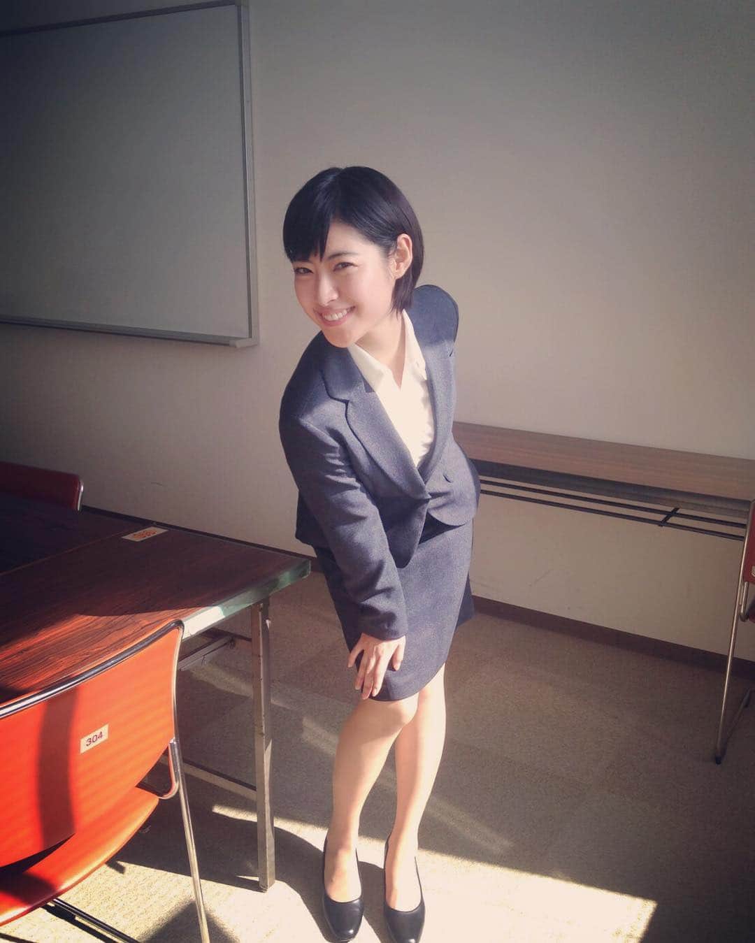 瀧本美織のインスタグラム：「古いと噂のsexyポーズ🤑💓笑 #ドラマ #キャリア #5話 #実里 #珍しくスカート」