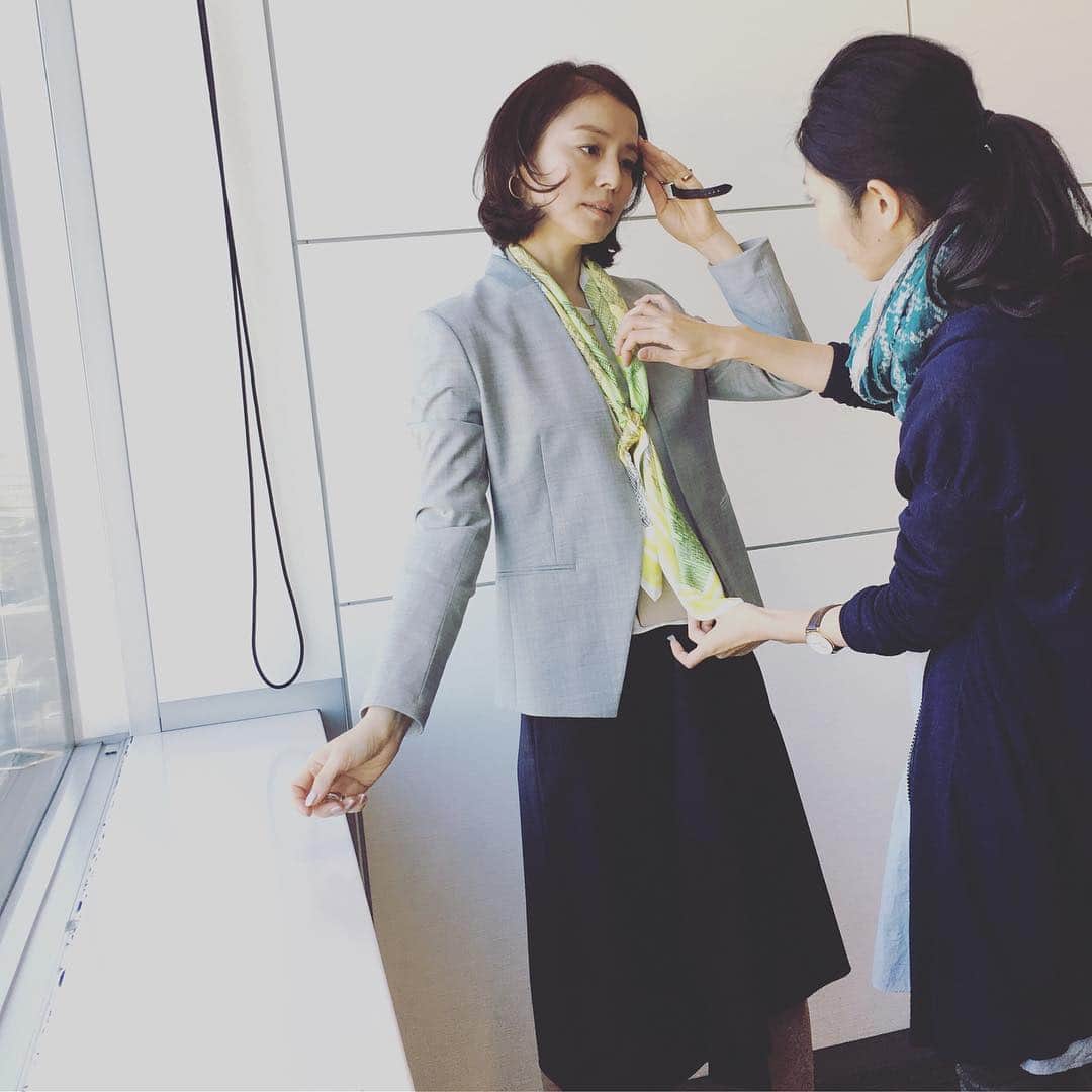 石田ゆり子さんのインスタグラム写真 - (石田ゆり子Instagram)「百合ちゃんはキャリアウーマンなので、基本的にジャケットを着てることが多い。そのお供に、スカーフをよく使います。 スカーフを上手に使える人に、私は憧れる…。 わたしのスカーフを直してくれてるのは、スタイリスト藤井享子さんのアシスタント、さいちゃん。 美人で気立てが良く聡明で、わたしが男なら、お嫁に来て欲しいくらいの女性なのです😭」11月6日 16時53分 - yuriyuri1003