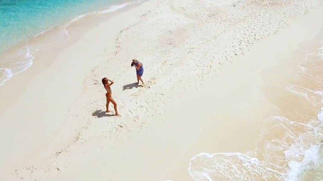 Renee Somerfieldのインスタグラム：「Dream @somerfieldswim location shoot ☀️💦 Thanks @tourismportdouglas @bonniecee」