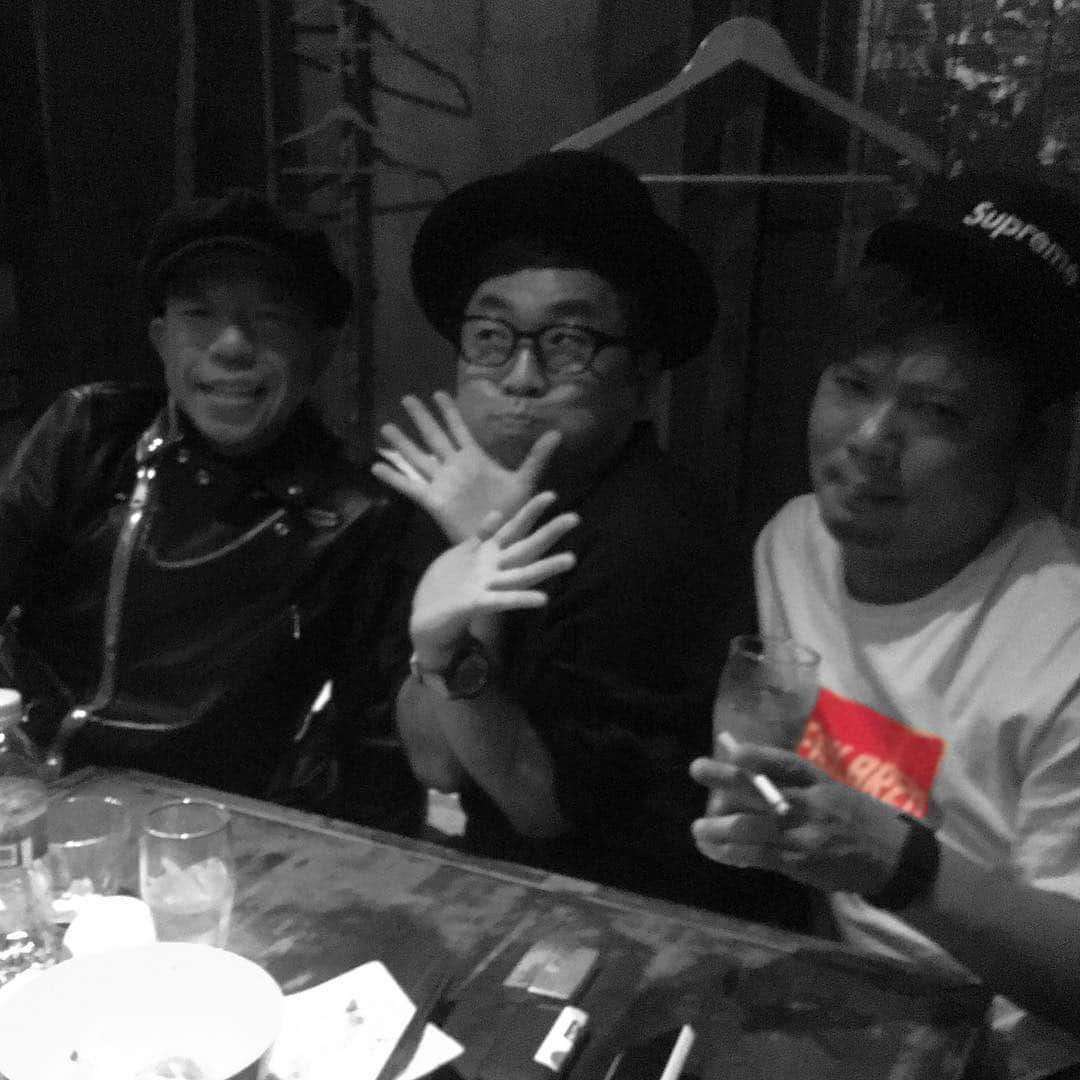 佐田正樹さんのインスタグラム写真 - (佐田正樹Instagram)「同郷同期飲み。この感じ久しぶり。 #バイきんぐ #小峠 #パンクブーブー #黒瀬くん #小峠 #革ジャン脱がん #暑いのに #脱がん #なんやこいつ」11月7日 1時05分 - satakisama